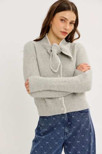 sueter gris con nudo (nuevo)