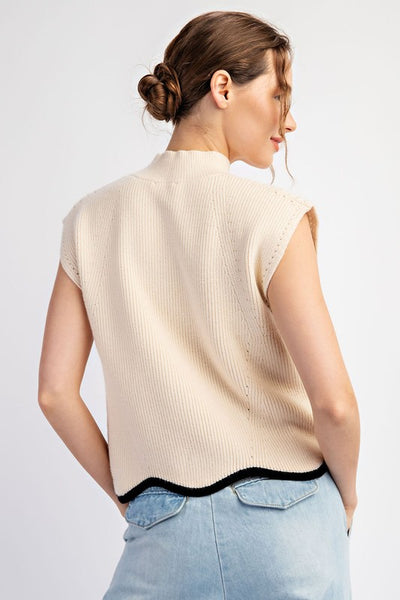 Blusa con cuello mock beige-orilla negra (nueva)