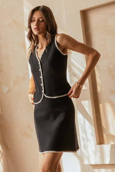 Chaleco negro con detalles cream y botones dorados (Nuevo)