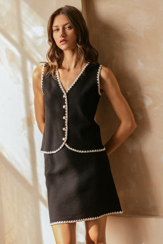 Chaleco negro con detalles cream y botones dorados (Nuevo)