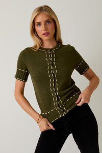 Sweater verde militar de manga corta con detalles blancos (Nuevo)