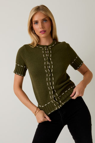 Sweater verde militar de manga corta con detalles blancos (Nuevo)