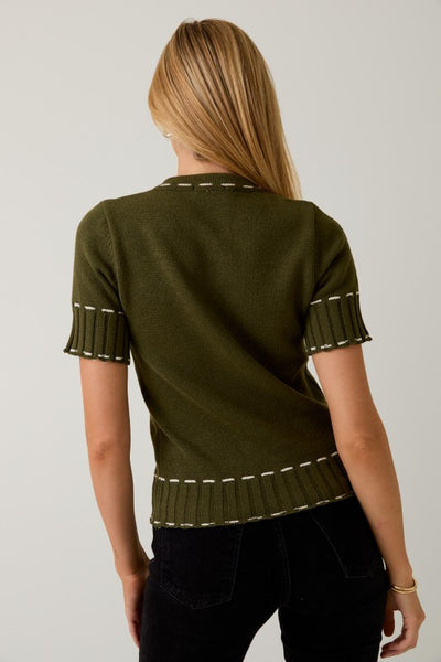 Sweater verde militar de manga corta con detalles blancos (Nuevo)