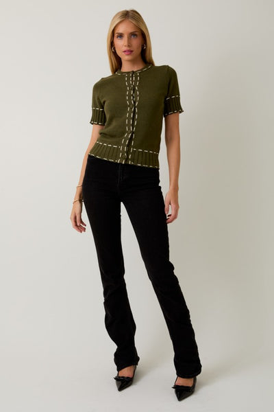 Sweater verde militar de manga corta con detalles blancos (Nuevo)