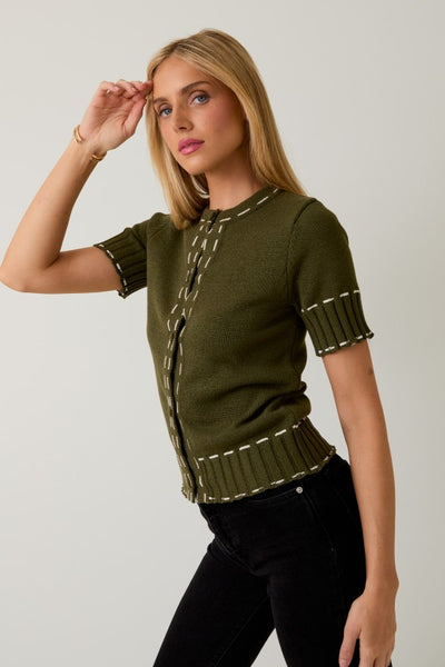 Sweater verde militar de manga corta con detalles blancos (Nuevo)