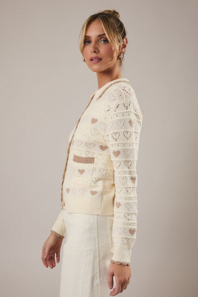Suéter beige con corazones (Nuevo)