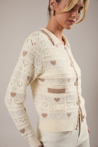 Suéter beige con corazones (Nuevo)