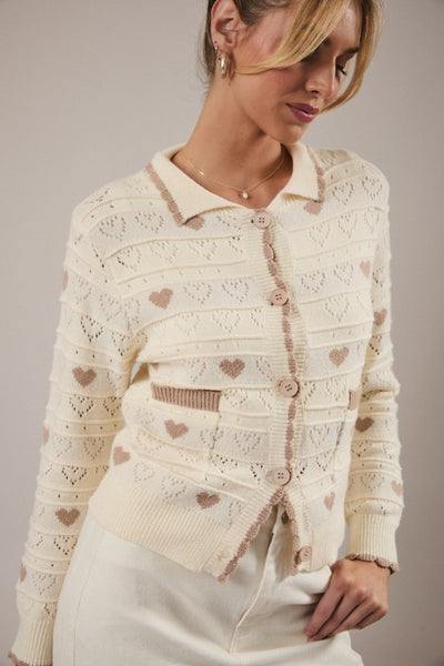 Suéter beige con corazones (Nuevo)