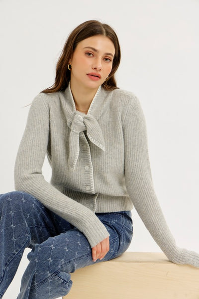 sueter gris con nudo (nuevo)
