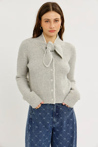 sueter gris con nudo (nuevo)