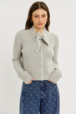 sueter gris con nudo (nuevo)