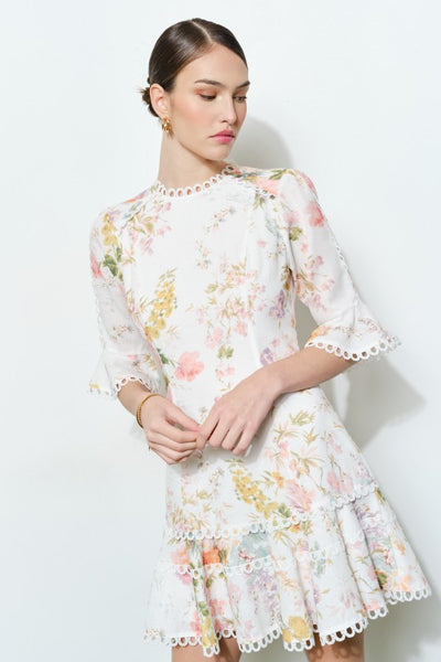 Vestido corto de flores y encaje con mangas (Nuevo)