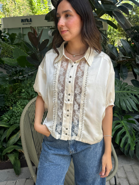 Blusa beige con detalle de encaje (NUEVO)