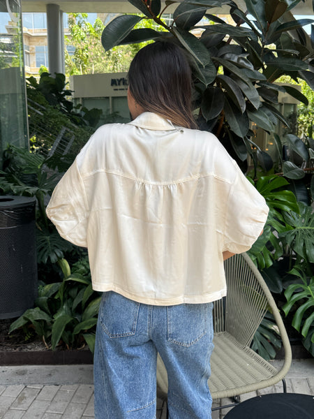 Blusa beige con detalle de encaje (NUEVO)