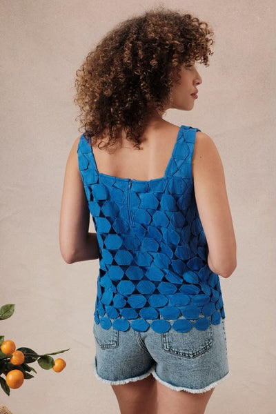 Blusa azul con textura de hexágonos de tirantes (Nuevo)