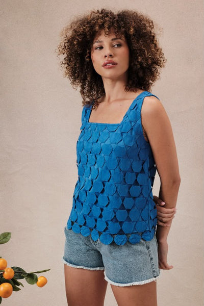Blusa azul con textura de hexágonos de tirantes (Nuevo)