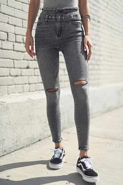 Jeans grises de corte alto con cinturón
