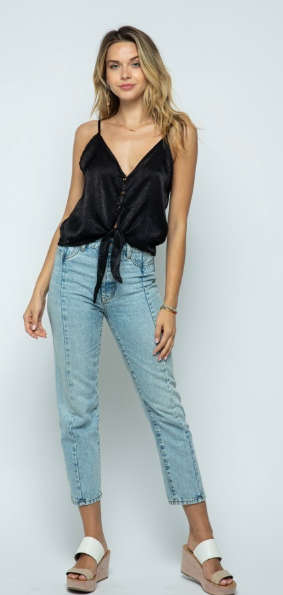 Blusa negra de tirantes con nudo al frente